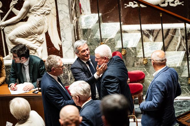 Le député MoDem, Philippe Vigier, salue le rapporteur général, Olivier Falorni, à l’issue du vote sur la proposition de loi relative au droit à l’aide à mourir, à l’Assemblée nationale, le 27 mai 2025.