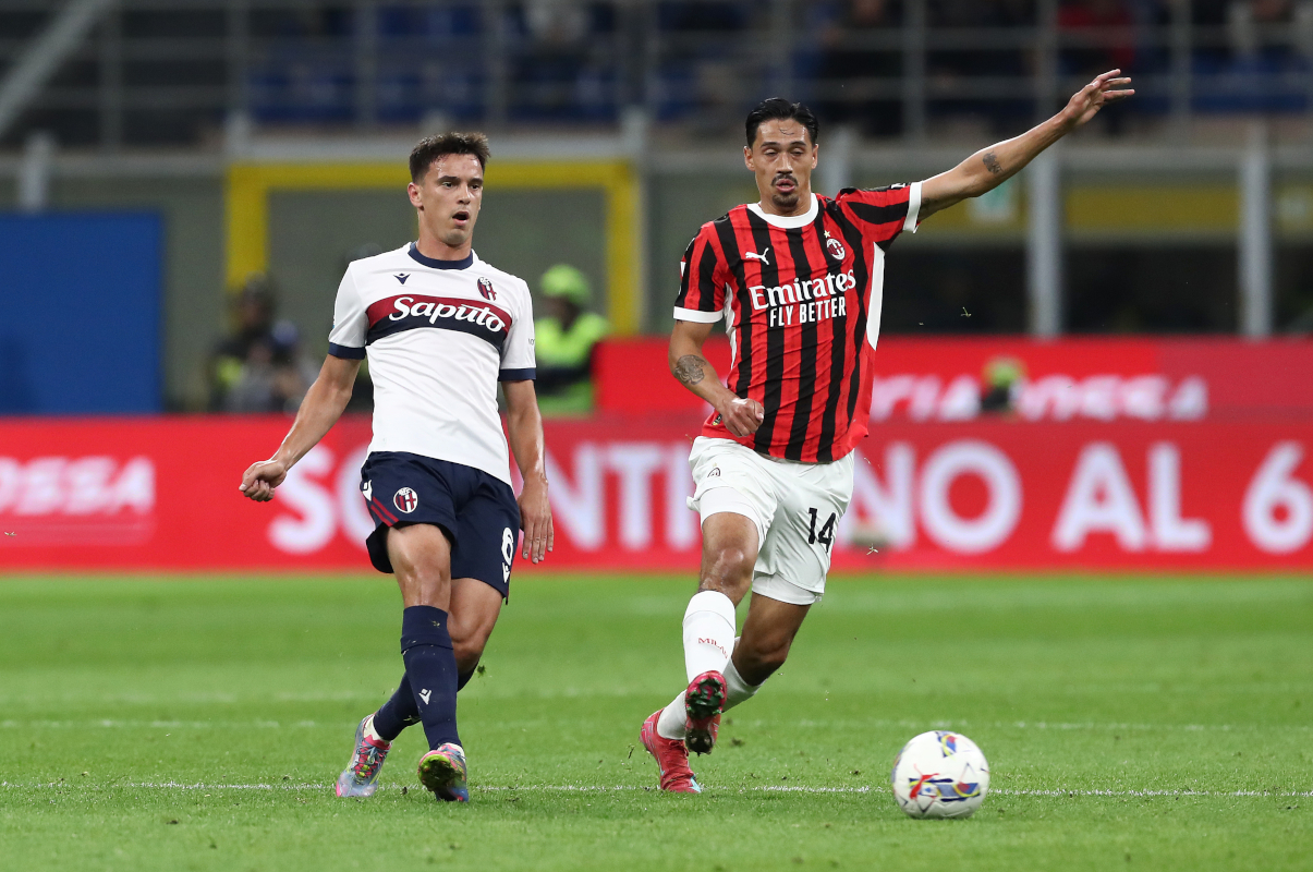 MILAN, ITALY - MAY 09: Nikola Moro of Bologna passes the ball whilst under pressure from Tijjani Reijnders of AC Milan during the Serie A match between AC Milan and Bologna at Stadio Giuseppe Meazza on May 09, 2025 in Milan, Italy. (Photo by Marco Luzzani/Getty Images)