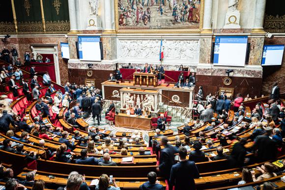 Le rapporteur général, Olivier Falorni, prend la parole à l’issue du vote sur la proposition de loi relative au droit à l’aide à mourir, à l’Assemblée nationale, à Paris, le 27 mai 2025.