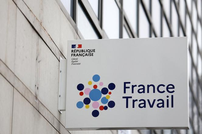 Le logo de France Travail, à Asnières-sur-Seine, le 1 avril 2025.