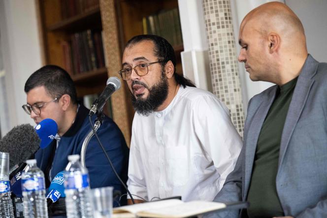 Smaïn Bendjilali, l’imam de la mosquée des Bleuets, entouré des ses avocats, lors d’une conférence de presse à Marseille, le 9 septembre 2024.