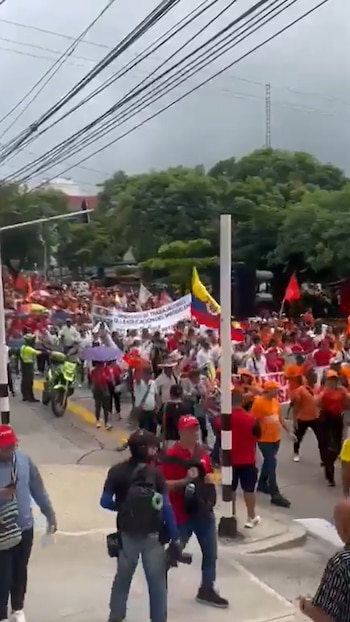 Ciudadanos avanzan hacia la Plaza