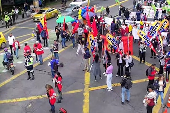 Manifestantes bloquean la carrera Séptima