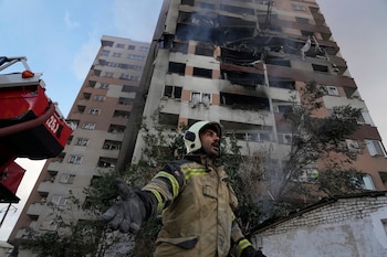 Un bombero llama a sus