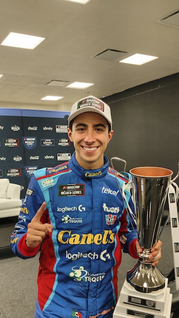 Max Gutiérrez posa con el