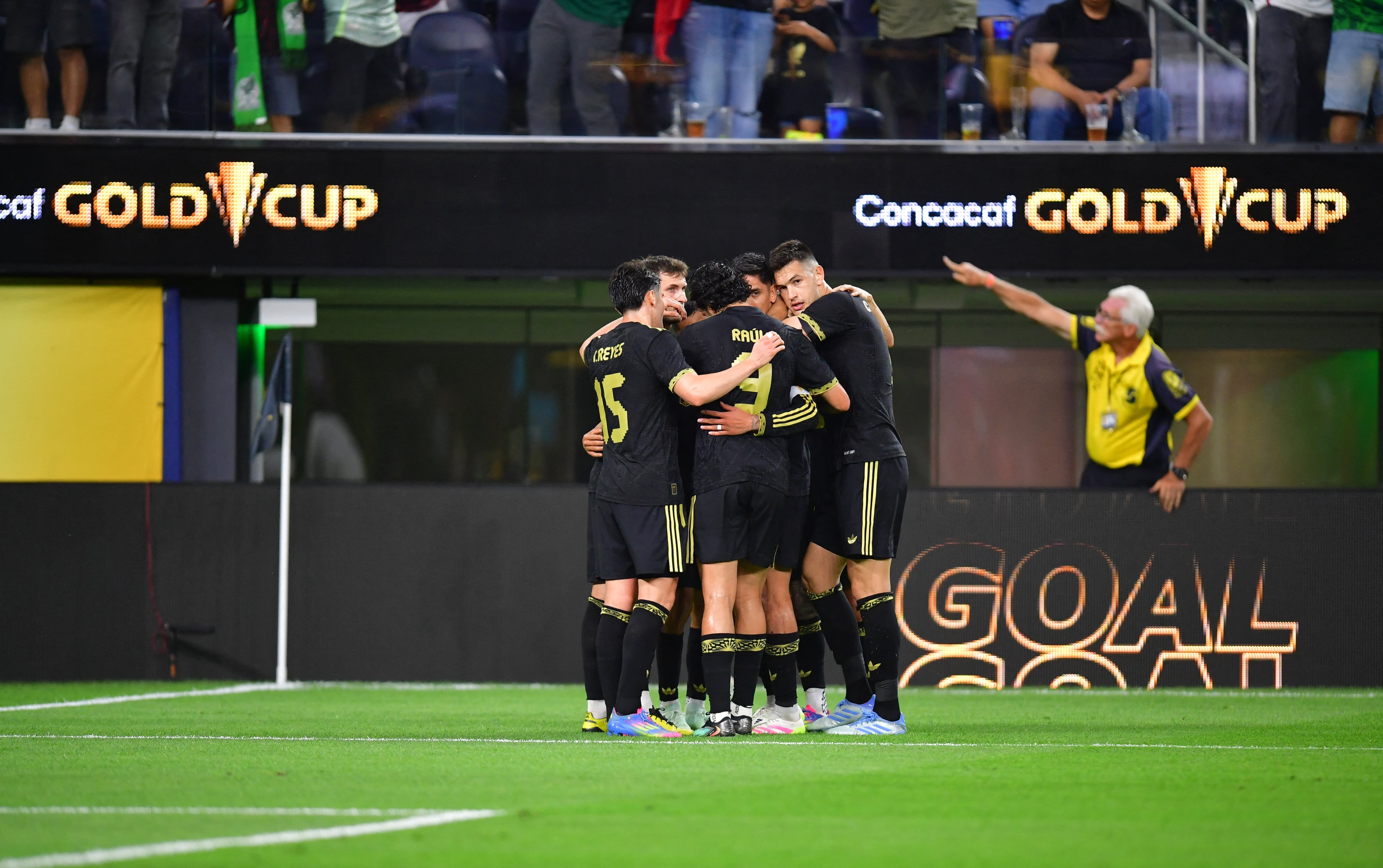 Mexico wins 3-1 against the Dominican Republic