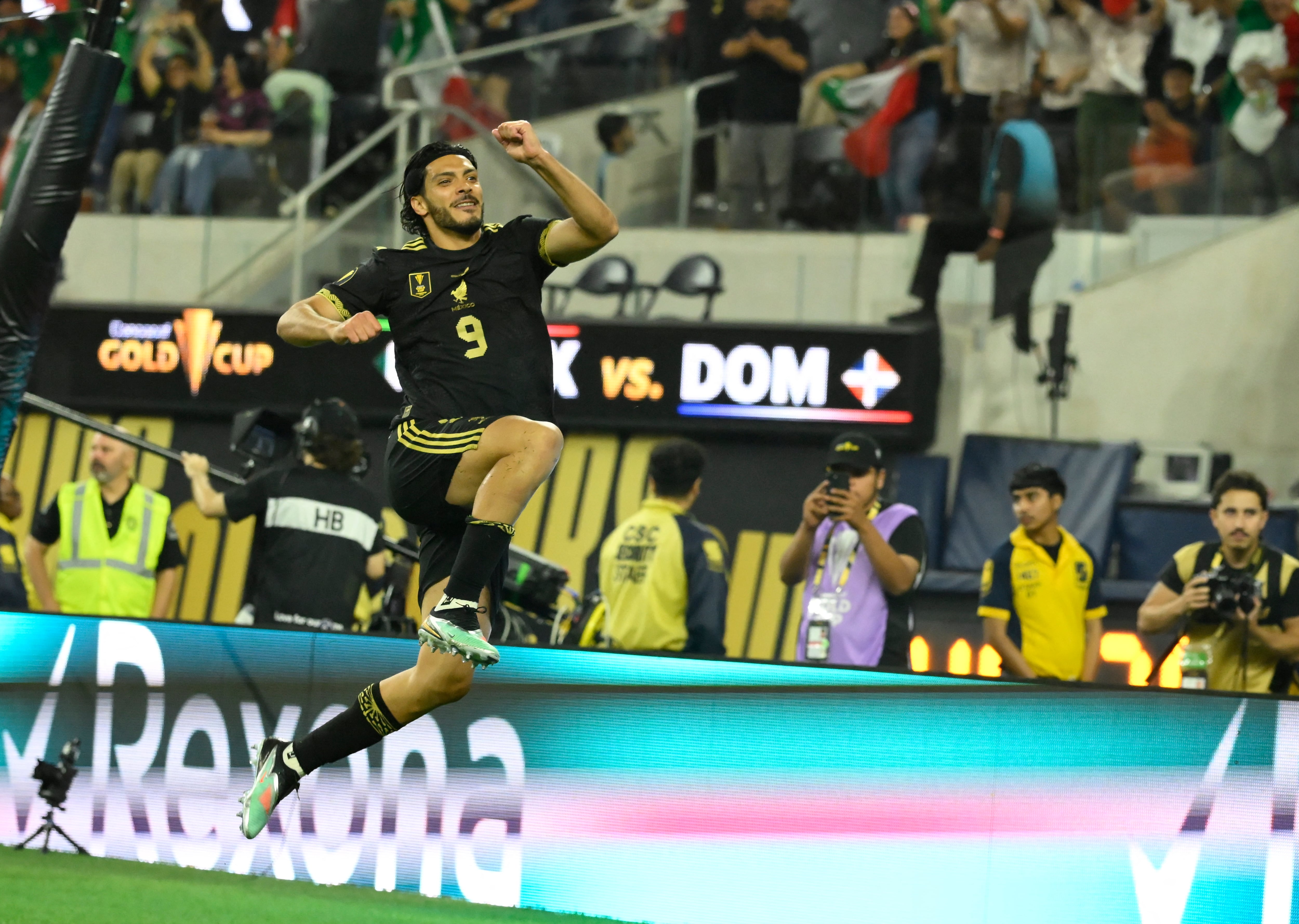 Raúl Jiménez scores the second goal