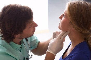 Un médico atiende a una