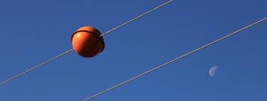 Red balls on power lines save lives