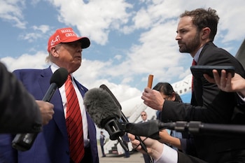 Donald Trump dialoga con