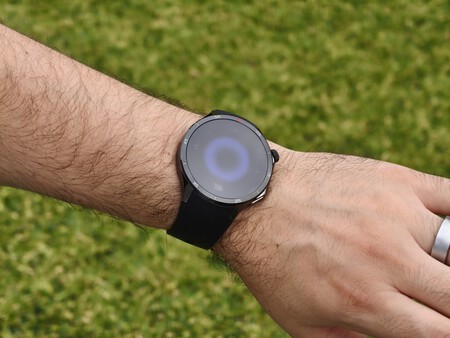 This virtual joystick enables mobile control, such as scrolling TikTok. | Image: Xataka