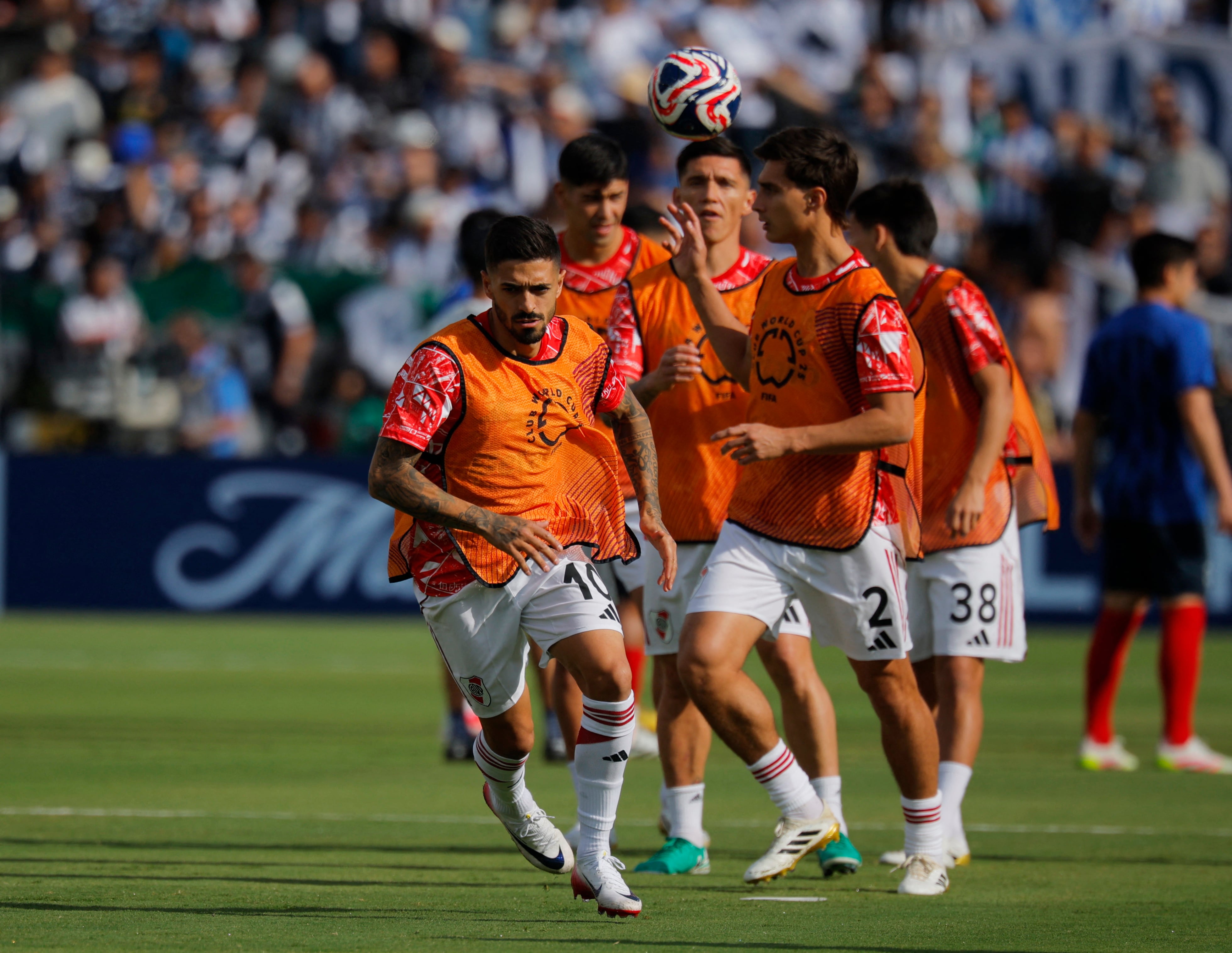 Manuel Lanzini realiza labores de precalentamiento con todos sus compañeros (Crédito: Reuters/Mike Blake)