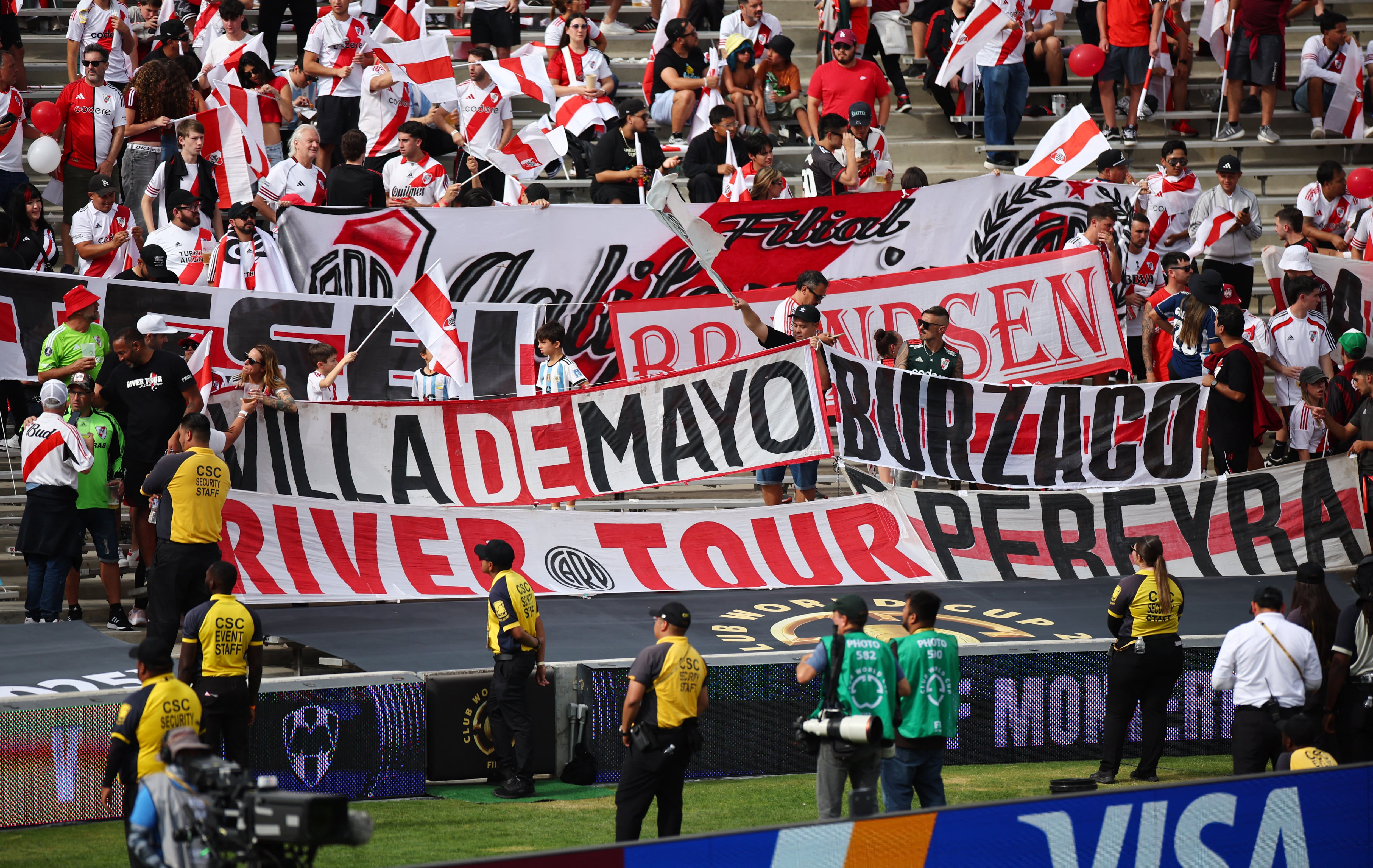 Las diferentes banderas que ya están en las zonas próximas al campo de juego (Crédito: Reuters/Daniel Cole)