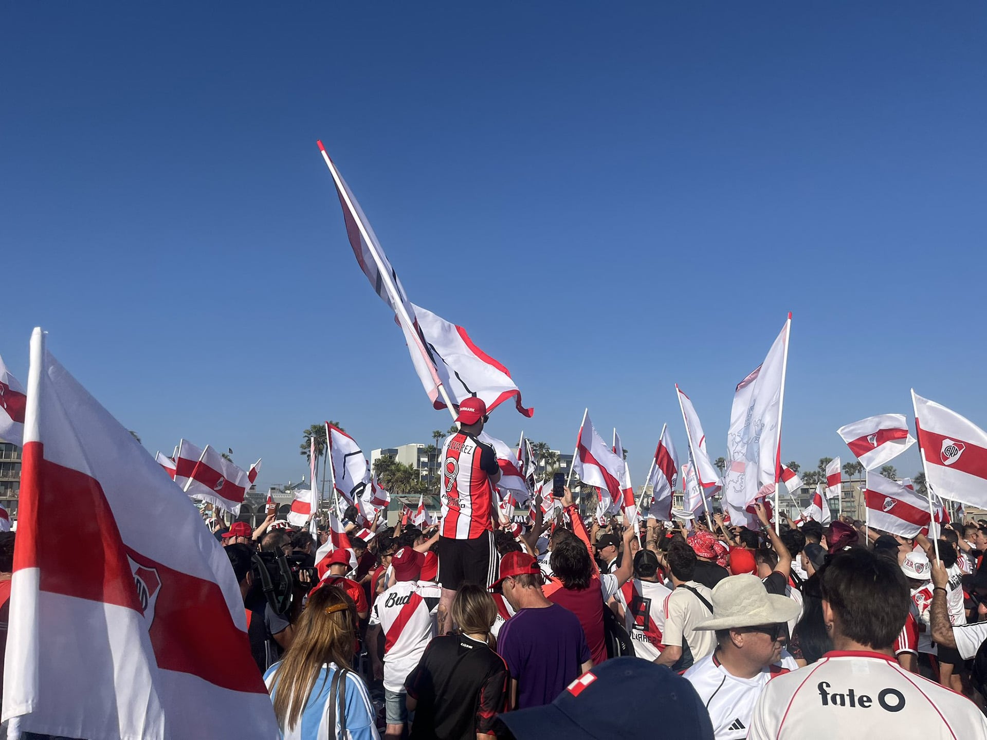 Los hinchas le dieron el último apoyo al equipo antes de afrontar un encuentro decisivo (Crédito: X @RiverPlate)