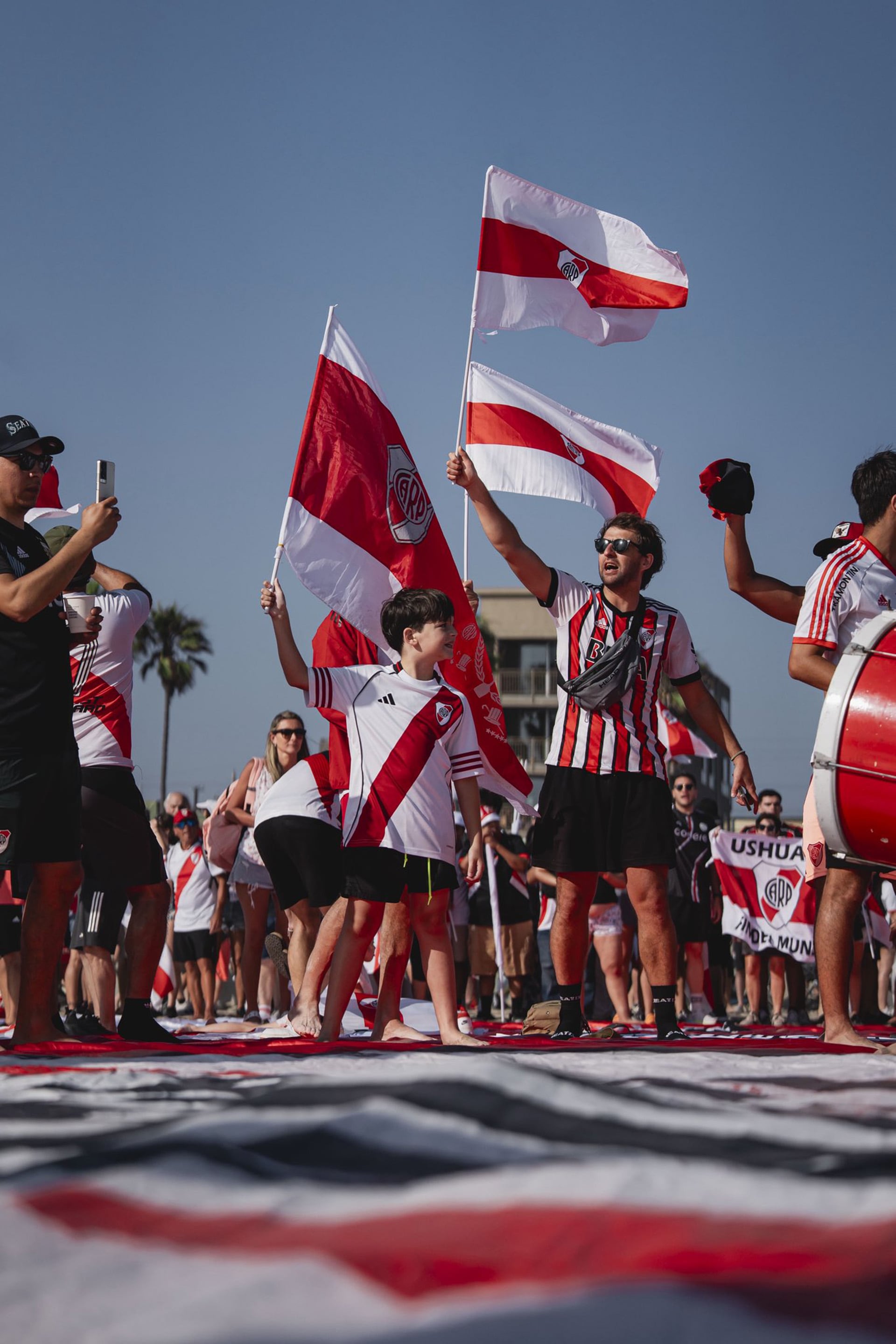 Niños y adultos, unidos por la pasión riverplatense (Crédito: X @RiverPlate)