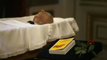José Saramago en el ataúd