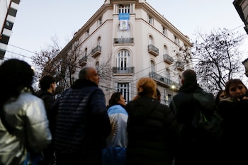 Manifestantes esperan por la aparición