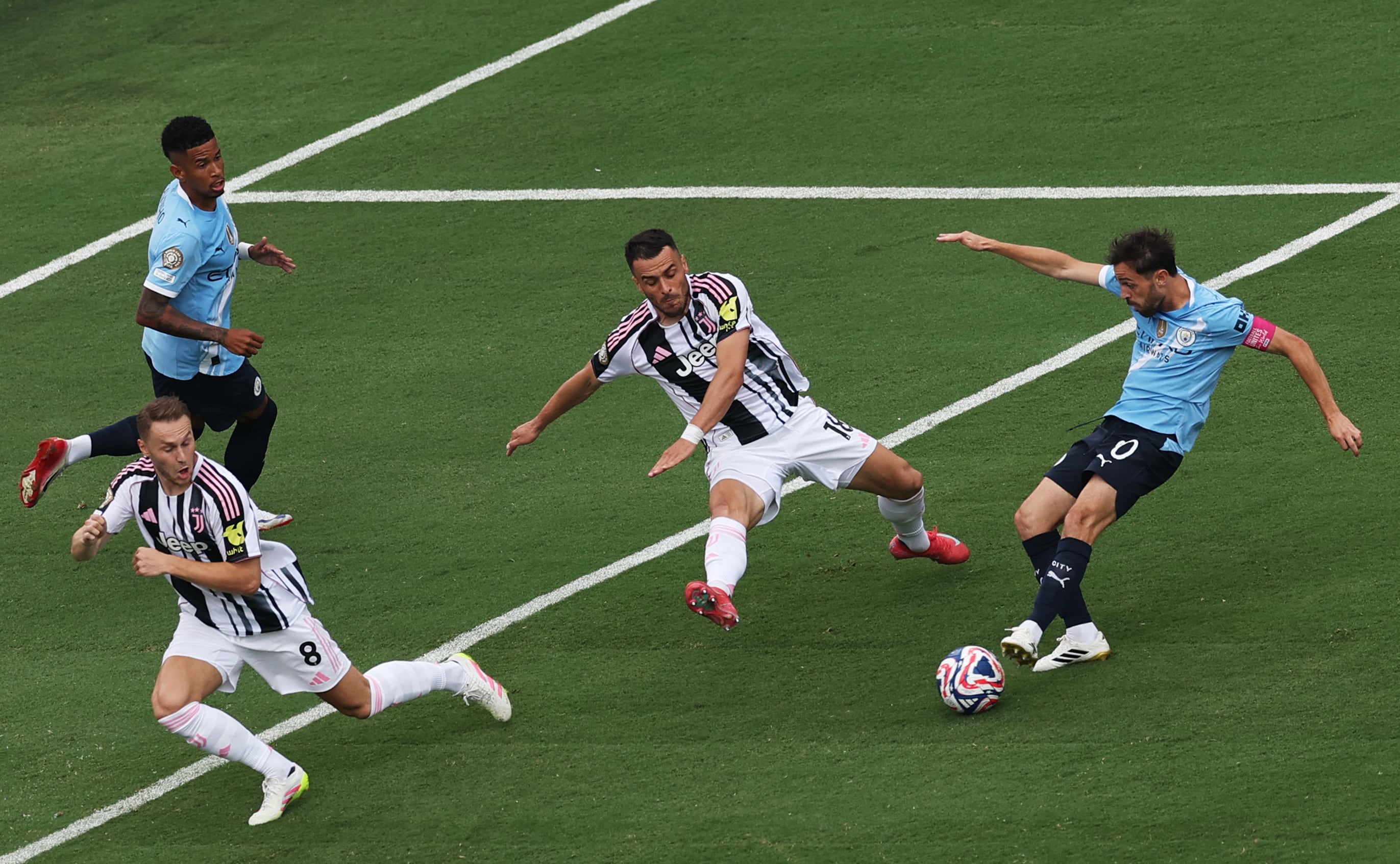 Bernardo Silva had the goal for Manchester City, but could not before the Juventus goalkeeper (Reuters/Amanda Perobelli)