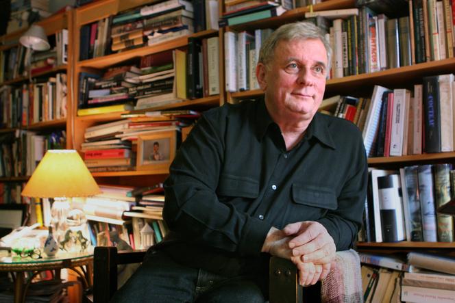 L’écrivain Edmund White, dans son appartement de New York, le 24 avril 2006.