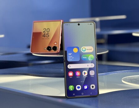 Samsung Galaxy Z Flip7 Folded and Deployed