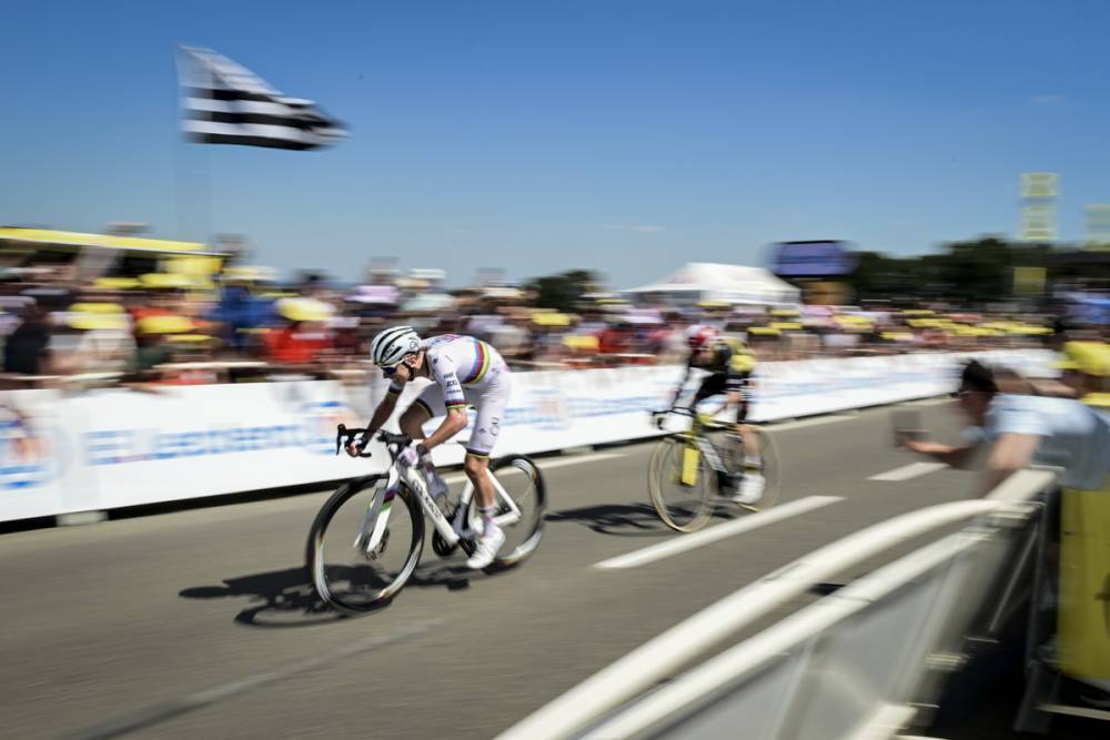 Pogacar and Vingegaard, in the Sprint of the Brittany Wall.