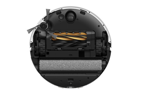 Bottom of the vacuuming robot. Here we can see the size of the roller (which can be moved to the side to reach the edges) and the anti-edge combs | Image: DREame