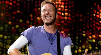 Chris Martin improvises a kiss cam