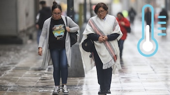 Two Peruvian citizens walk through