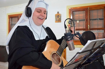 Lucila performing with her congregation