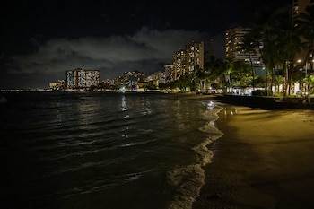 Hawaii continues on alert while