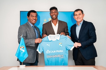 Miguel Araujo with the shirt
