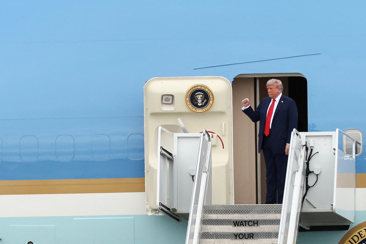 Trump disembarks from the Air Force One