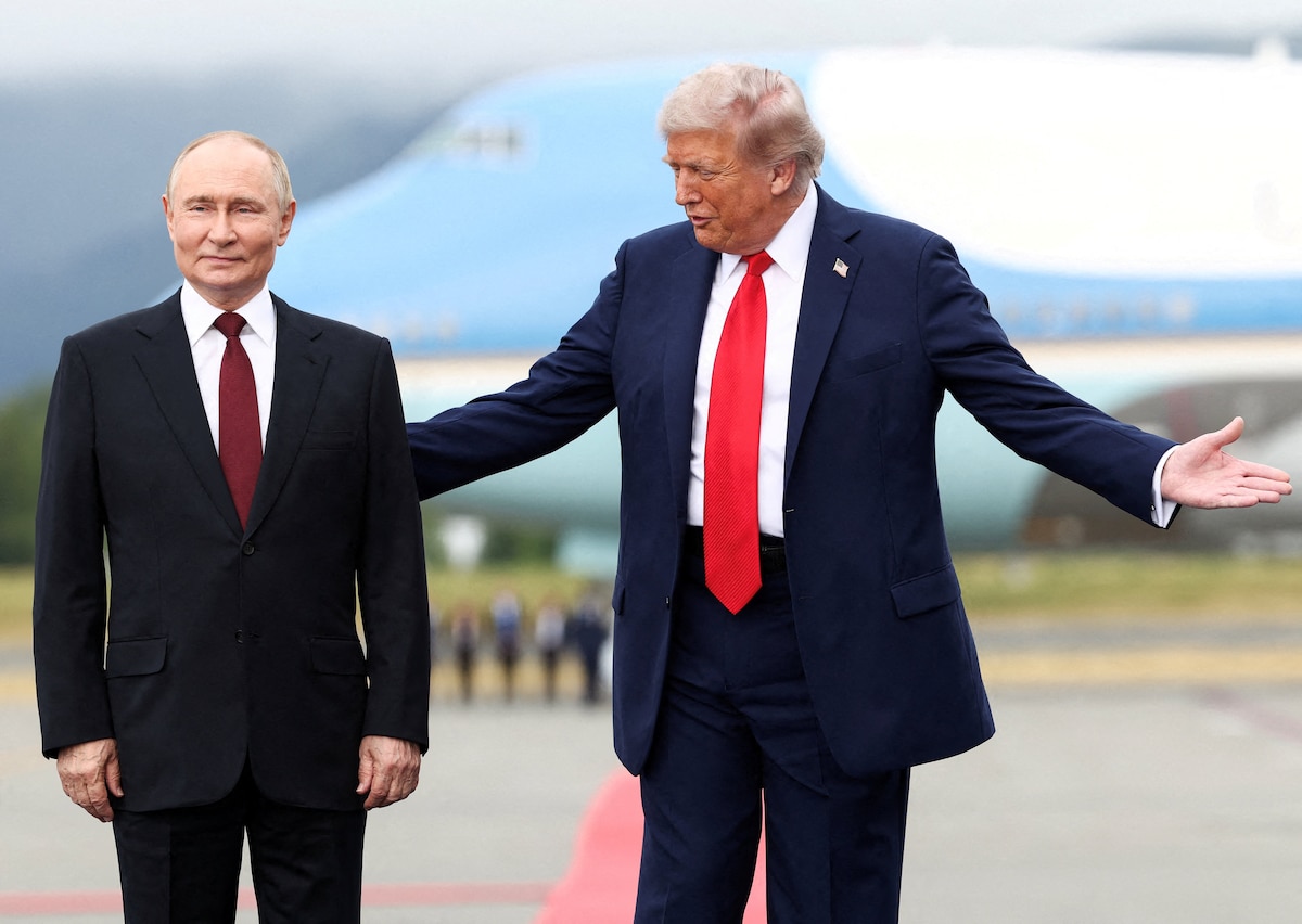 Trump points to Putin the way to the car that will take them to the meeting