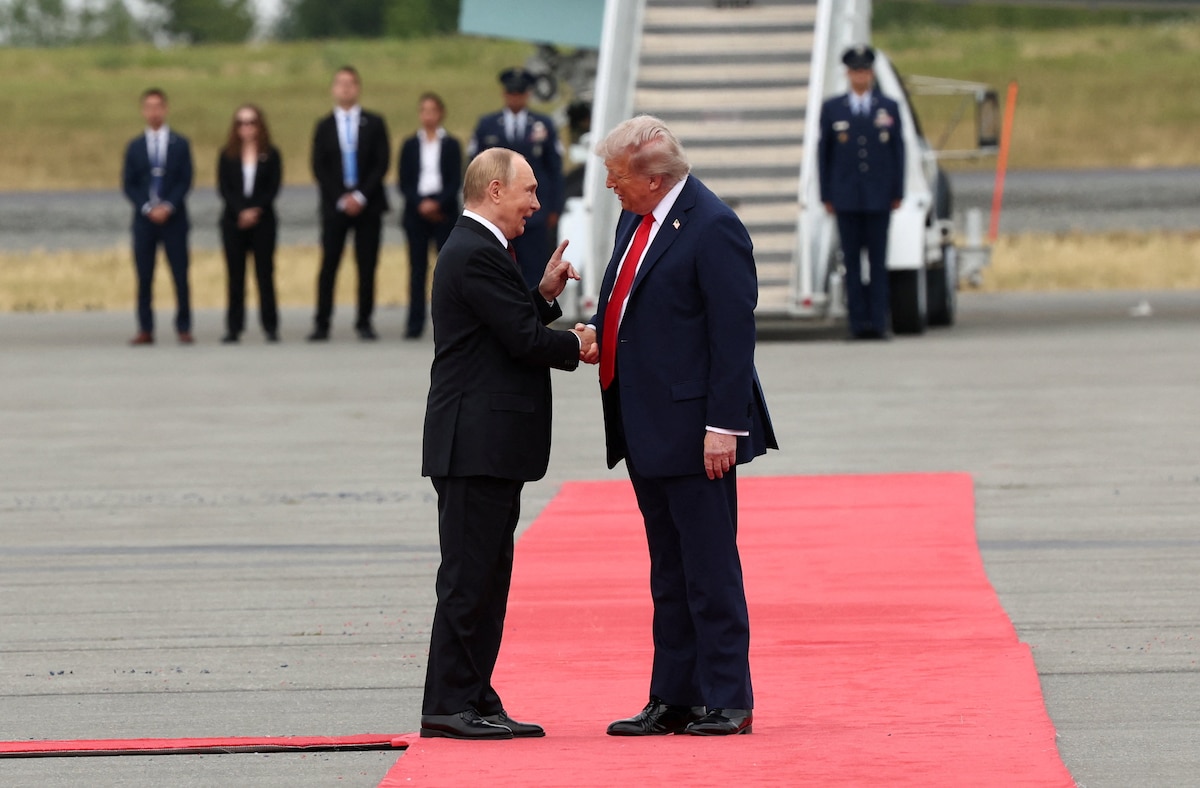 Trump shakes the hand of Putin