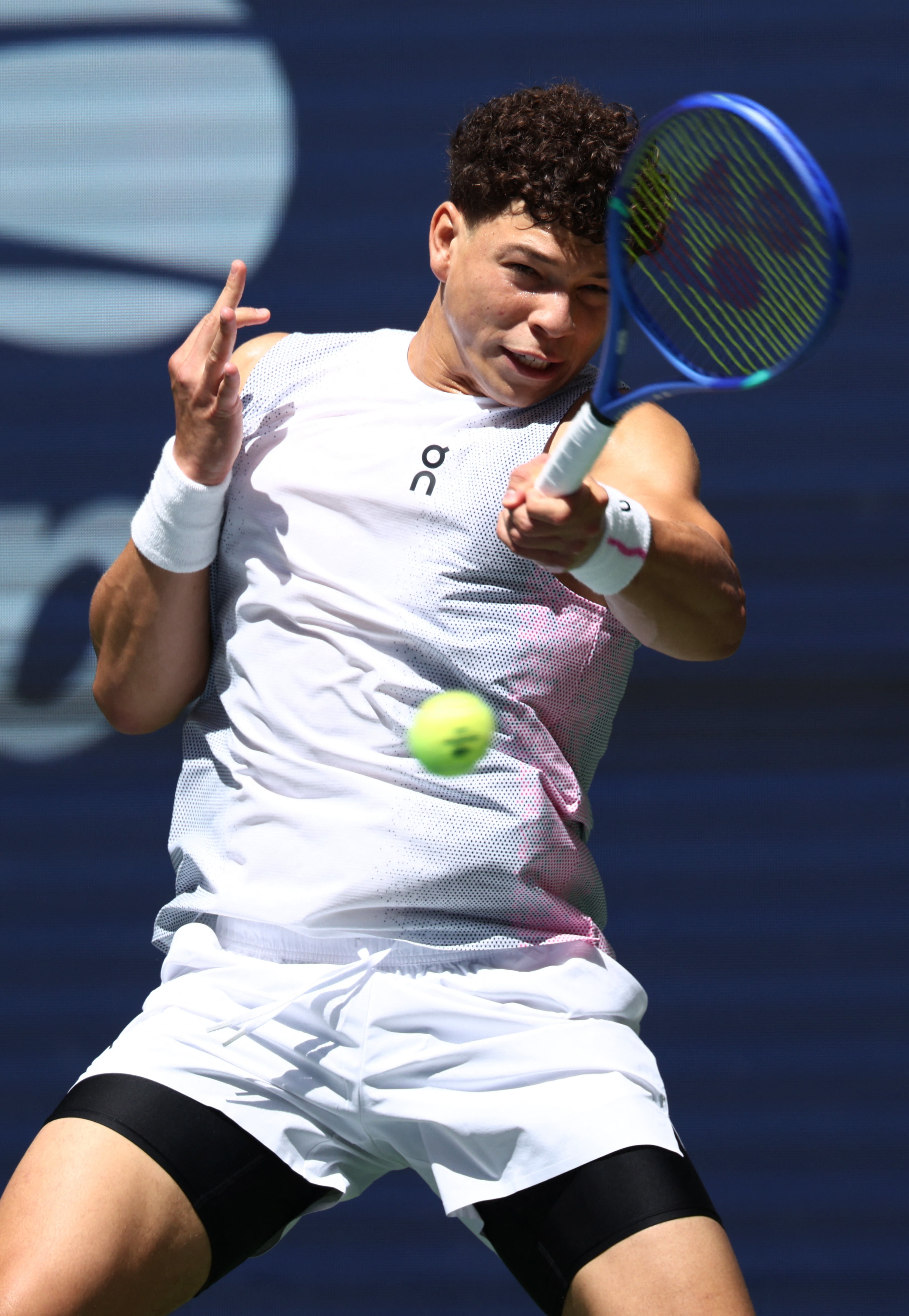 Ben Shelton playing against Ignacio Buse