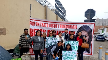 Supporters of Betssy Chávez making seedlings