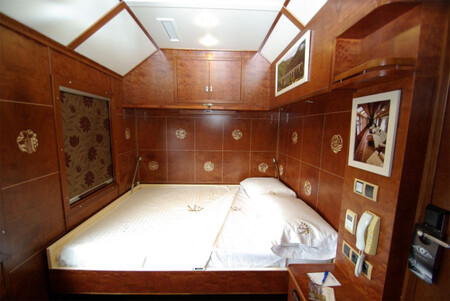DELUXE NIGHT SUITE