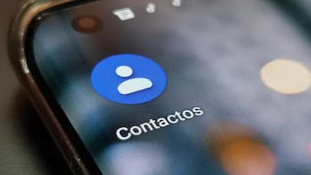 A spyware on the cell phone accesses messages, calls and personal data without the user knowing it.