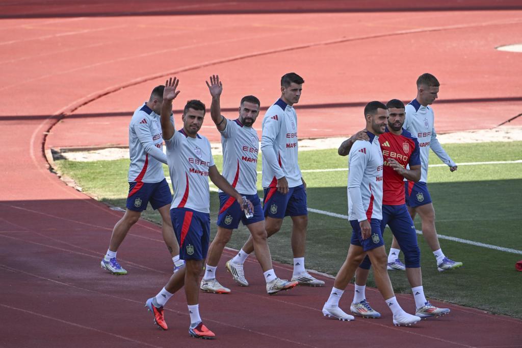 Rodri and Carvajal salute the audience during training