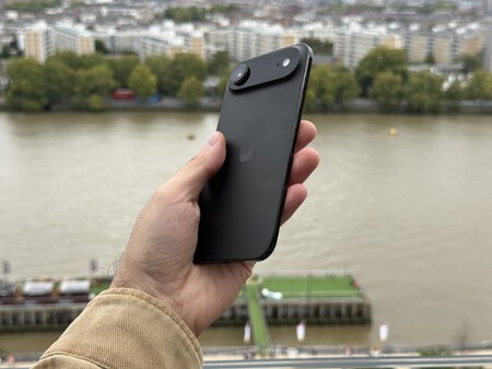 The iconic design of the black iPhone Air | Image: Xataka