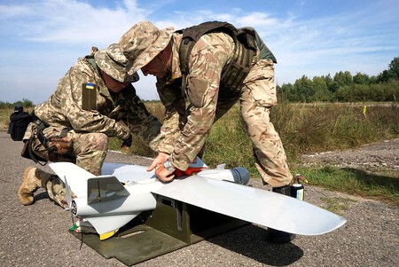 UKRAINIAN SOLDIERS PACK UP A DRONE USED FOR AERIAL 690937 1024 3
