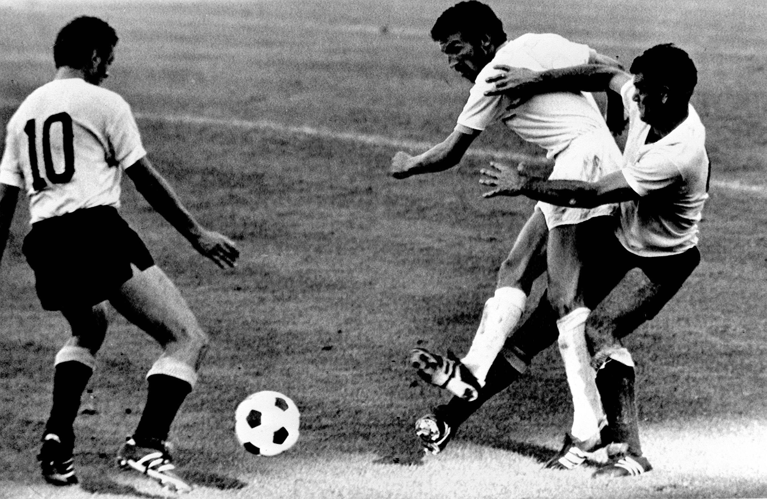 Sri Rosen, ante Luis Cubilla, durante el Uruguay-Israel del Mundial de 1970.