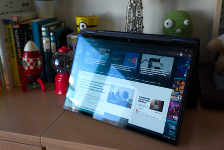HP Omnibook X Flip 14 Review Xataka Screen Reflection Analysis