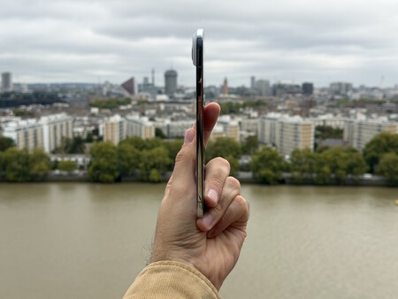 A sleek design highlighting the thinness of the iPhone Air | Image: Xataka