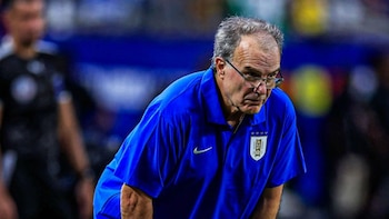 Marcelo Bielsa, expectant with the