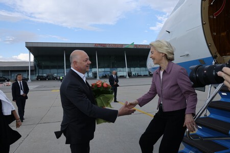 Arrival von der Leyen 1