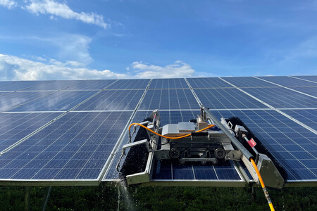 Robot especializado en la limpieza de paneles fotovoltaicos.