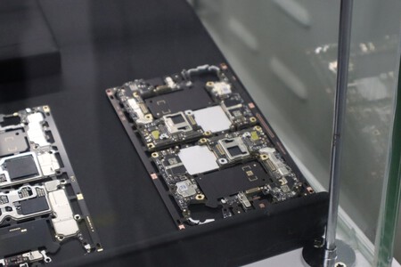 If you've ever wondered what the motherboard of a HONOR Magic V5 looks like, here it is | Image: Xataka