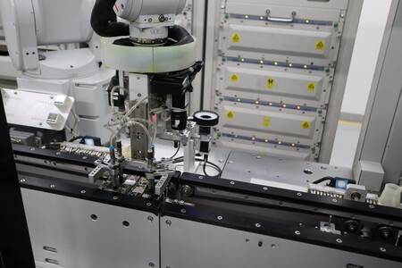 A robotic arm executes tests on a motherboard | Image: Xataka