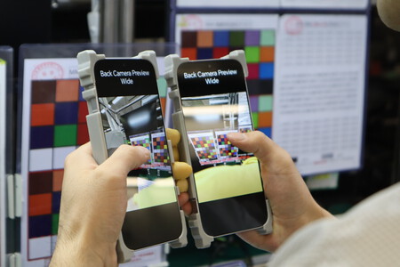 A 'Consumer Experience Officer' checks the cameras of the phones at the final stage of the manufacturing line | Image: Xataka